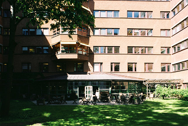 Oxen Större 21, hus 1, foto från söder, Mellangårdsterassen