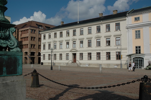 Wenngrenska huset har en elegant fasad mot Gustaf Adofs Torg
