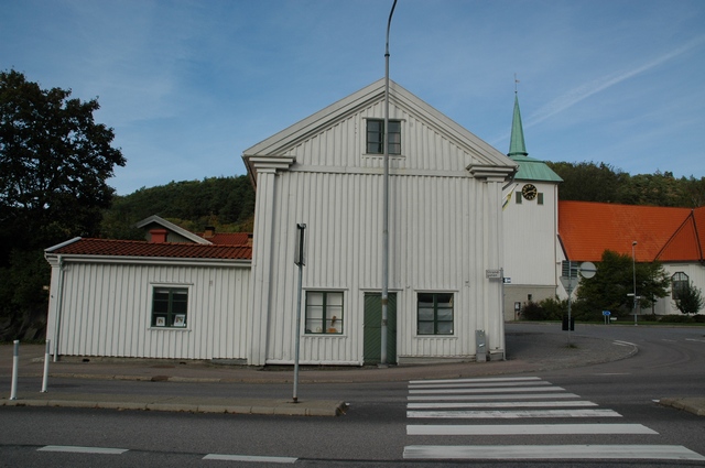 Rådhusbyggnaden och kyrkan är framträdande byggnader vid torget