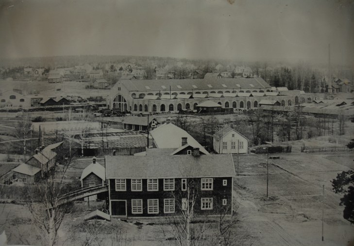 Äldre foto av Thorstenssons mekaniska verkstad. I bakgrunden Bergslagernas järnvägs verkstad.
