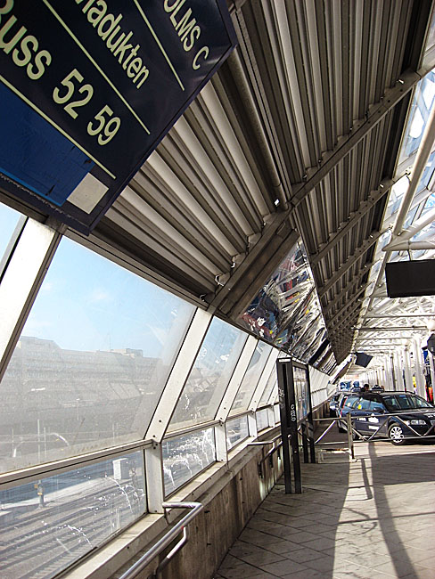 Terminalen 1, skärmtak vid bussterminal, foto från sydost