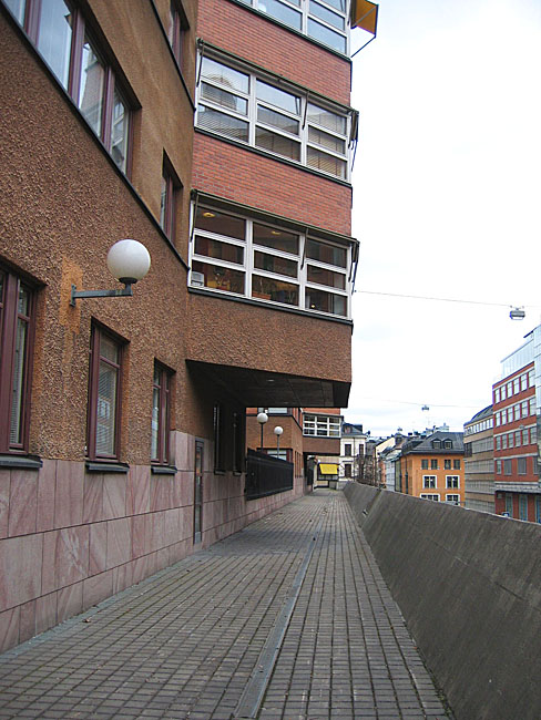  Oxen Större 21, hus 1, ovan Mäster Samuelsgatan, foto från väster