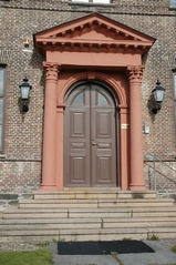 Herrgårdens klassicerande portal. Fasadteglet importerades från Holland.