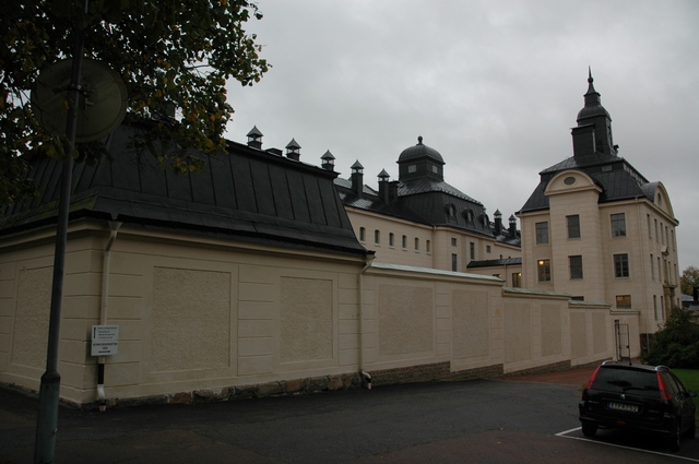 Muren med administrationsbyggnaden i dess västra del