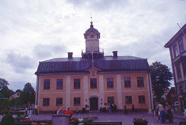 Söderköpings rådhus vänder sig mot Rådhustorget. I tornet tjänstgjorde en brandvakt fram till 1870-talet. 