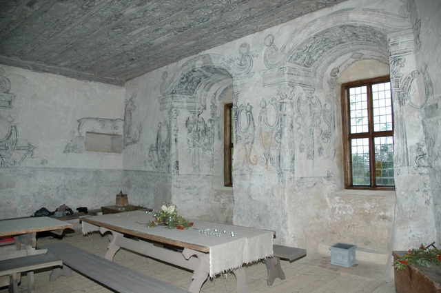 Riddarsalen har putsade väggar med målningar från 1620-talet