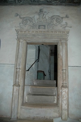 Öppning mot trapphuset. I riddarsalen finns flera i väggarna inbyggda trappor som tillhört den ursprungliga byggnadsfasen på 1490-talet.