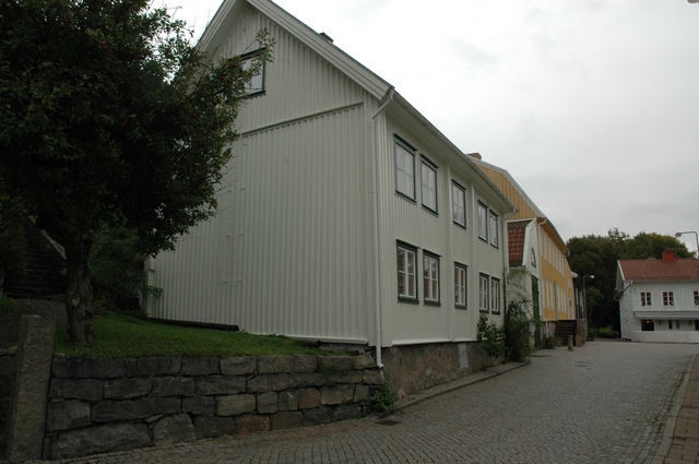 På fasaden mot gatan respektive den västra gaveln finns äldre bredare locklistpanel bevarad. 