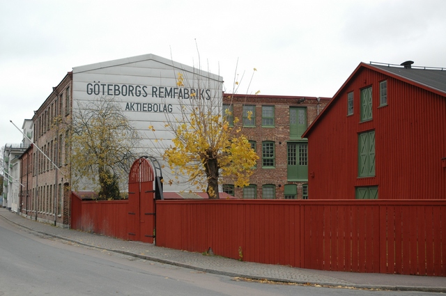Fabriken med magasin och plank ligger utmed Mölndalsån.