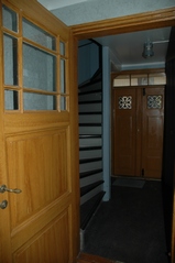 Trapphus med dekorationsmålade dörrar