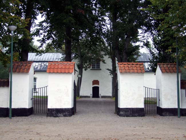 Östra Vingåkers kyrka, ingång i bogårdsmur och allé mot kyrkan