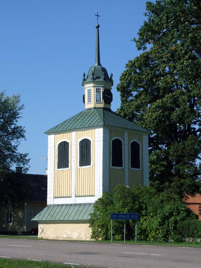 Stora Malms kyrka, kyrkoanläggning, klockstapel