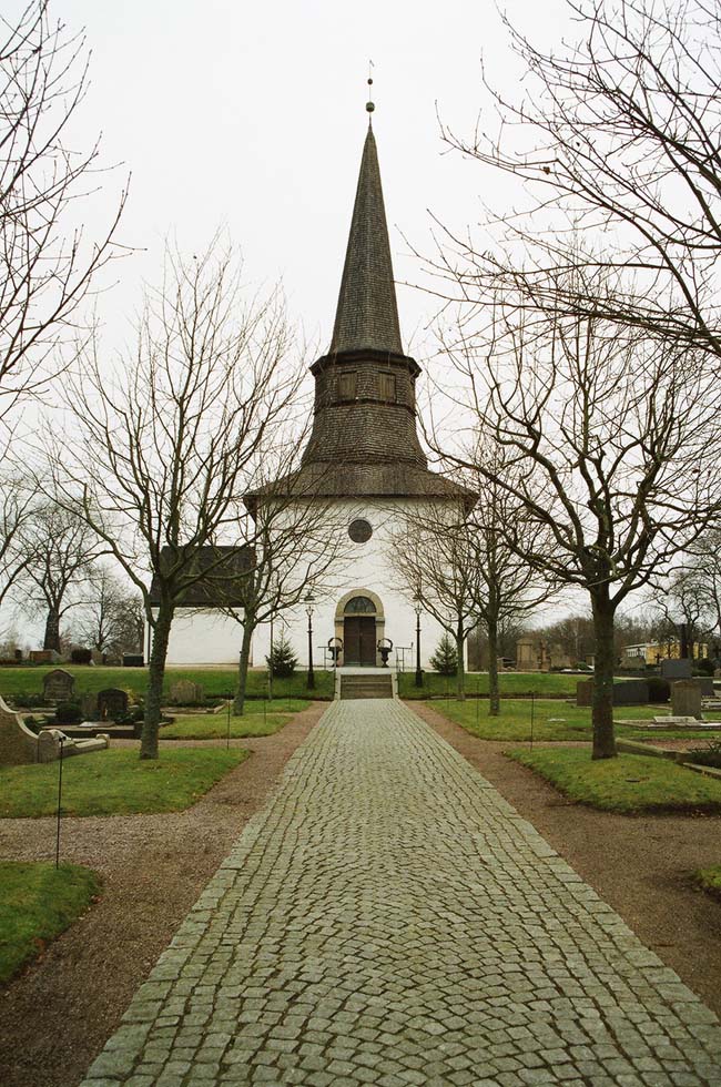 Söndrums kyrka, exteriör. Huvudentrén mot V.