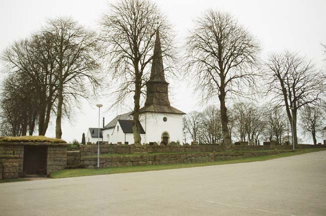 Söndrums kyrka, exteriör. Kyrkan och kyrkogårdsmuren från NV.