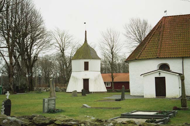 Stråvalla kyrka, exteriör. Klockstapel och gavel mot NO.
