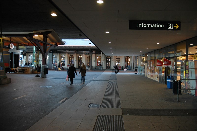 Göteborgs centralstation, stationshuset och vänthallen (längst bort i bild) är nu ihopbyggda med centralhuset(närmast till höger i bild), en hotell och kontorsbyggnad med butiker i bottenvåningen.