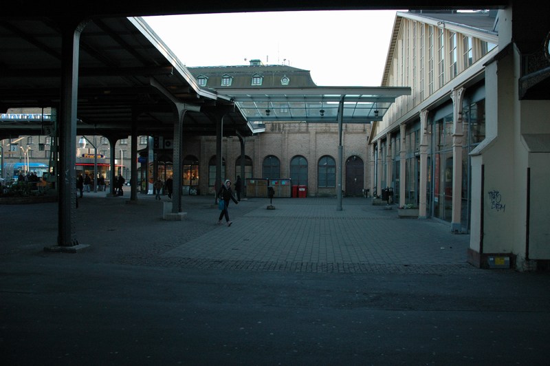 Göteborgs centralstation, stationshusets tillbyggnad mot NO (längst bort i bild) och vänthallens östra gavel(närmast till höger i bild).
