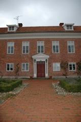 Huvudentrén på östra fasaden har vissa likheter med den på Partille herrgård