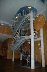Trappa i den öppna hallens borte del