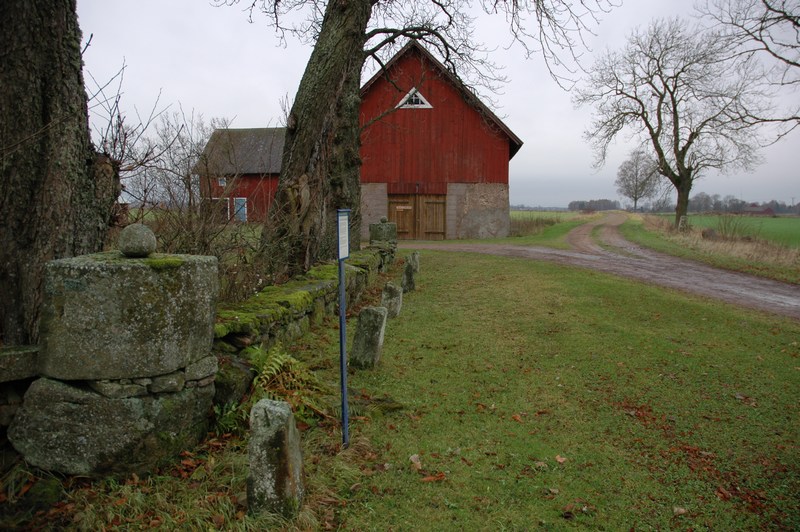 Kållängens gästgivargård och tingshusplats ligger vid den gamla riksvägen mellan Götene och Lidköping, vid vägskälet mot Broby. I förgrunden syns den rad av stenpållare där hästar tidigare tjudrats i en järnstång. I bakgrunden ekonomibyggnaden tillhörig den västra gården.