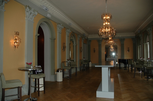Kristallsalongen, ursprungligen "foyern", har pilastrar, kristallspeglar och stora speglar