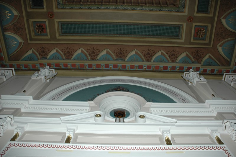 Hotell Billingen, festsalens rikt dekorerade väggar och tak, här ornamenten på södra kortsidan.