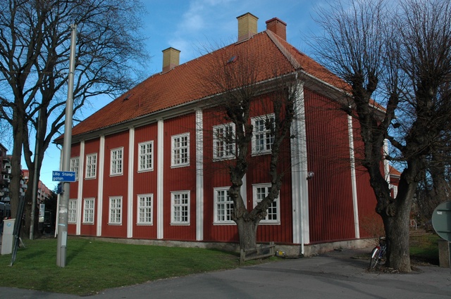 Fasaden är indelad med inklädda vitmålade knutar. Ursprunglig panel finns bevarad på den östra fasaden 
