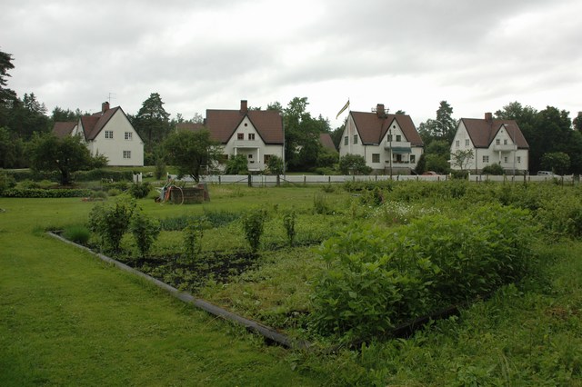 Västergärdet på Olidan. I förgrunden koloniträdgårdsområdet. I bakgrunden bostadshusen, från höger sett Västergärdet 2-5.