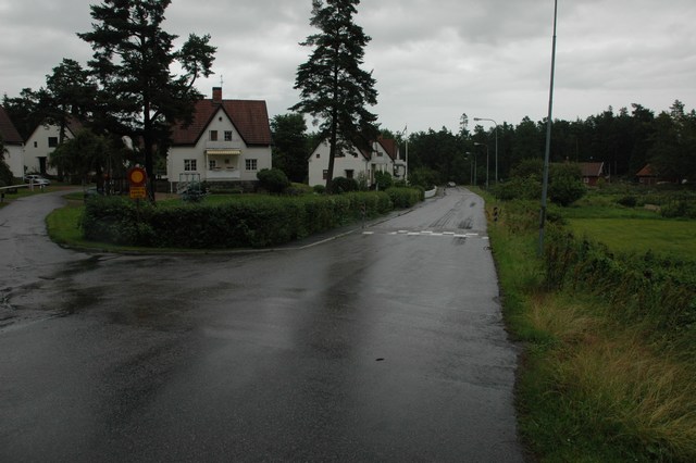 Västergärdet på Olidan. Huset i mitten är Västergärdet nr 5, längs bort till höger i bild de två rödfärgade trähusen i koloniträdgårdsområdet. 