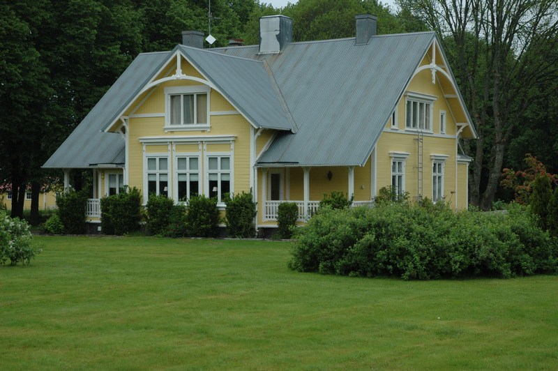 Jaktvillan söder om allén NO om slottet. Huset uppfördes på 1920-talet, här förvarades konsul Littorins jakttroféer. 