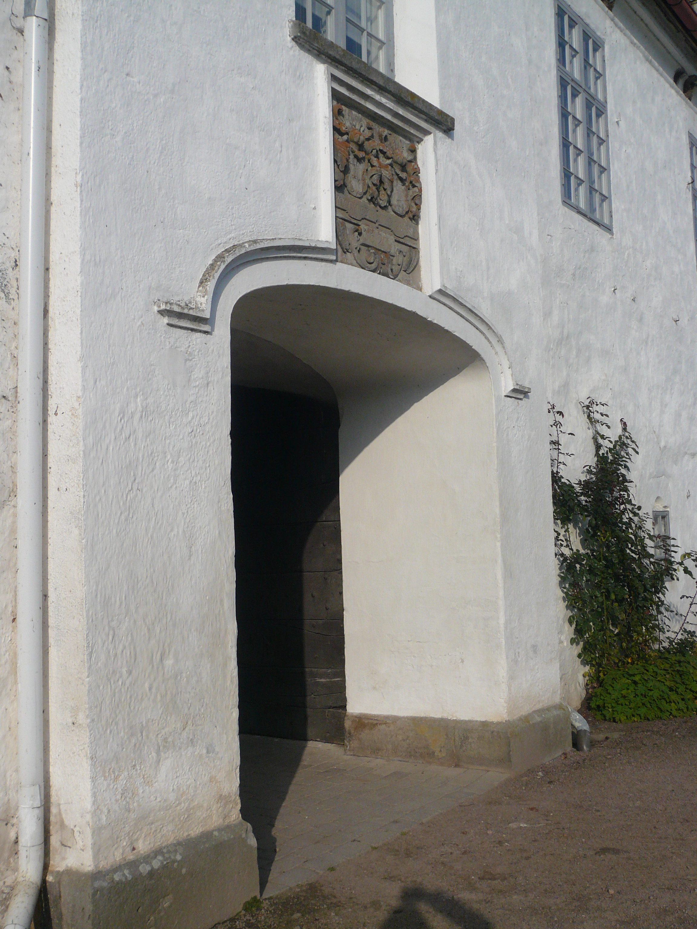 Bosjökloster. Portingången i östra fasaden.