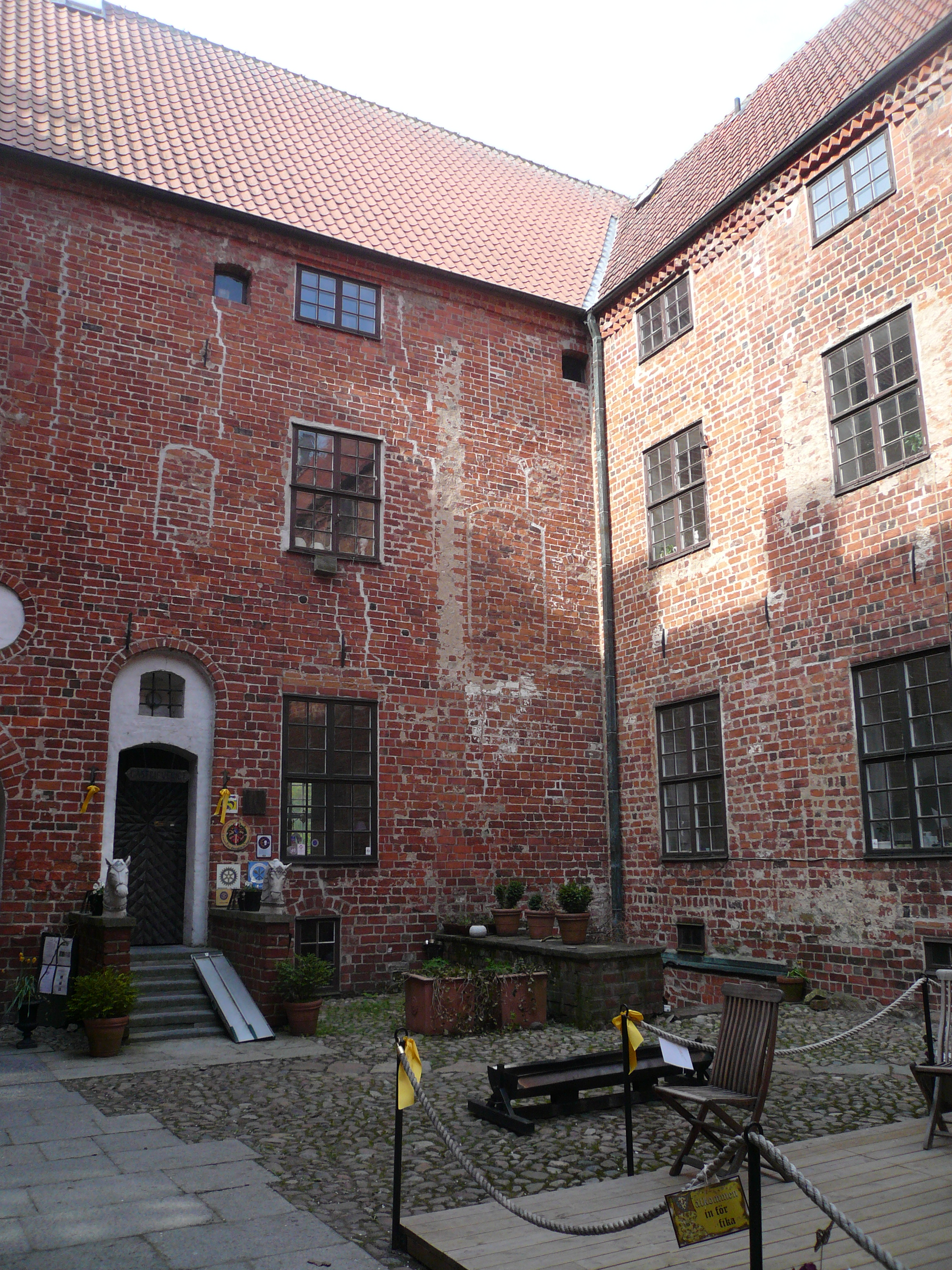 Svaneholm slott. Del av sydöstra och sydvästra fasaden sedd från innergården.
