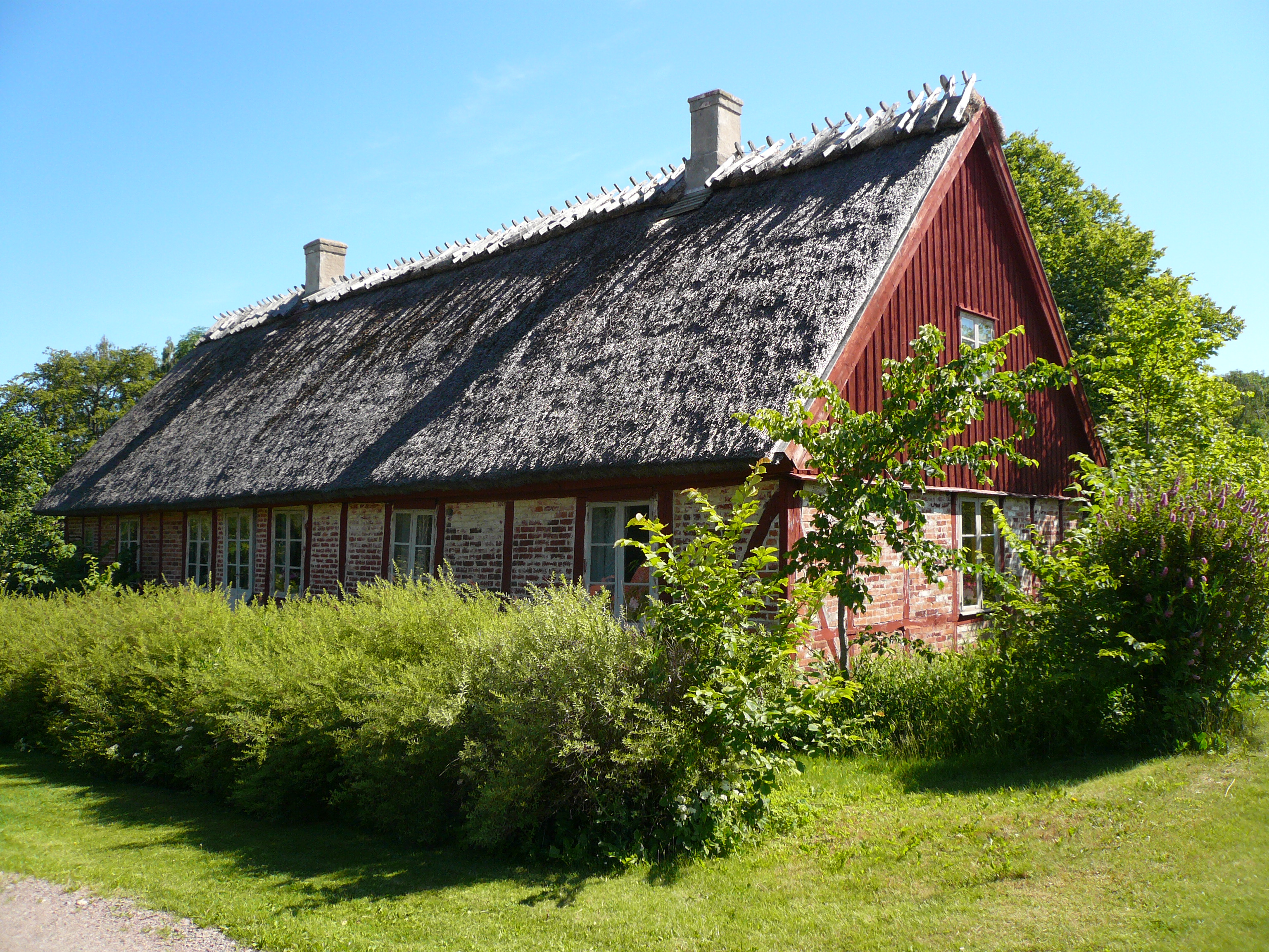 Källs Nöbbelövs prästgård. Bostadsbyggnadens västra fasad.