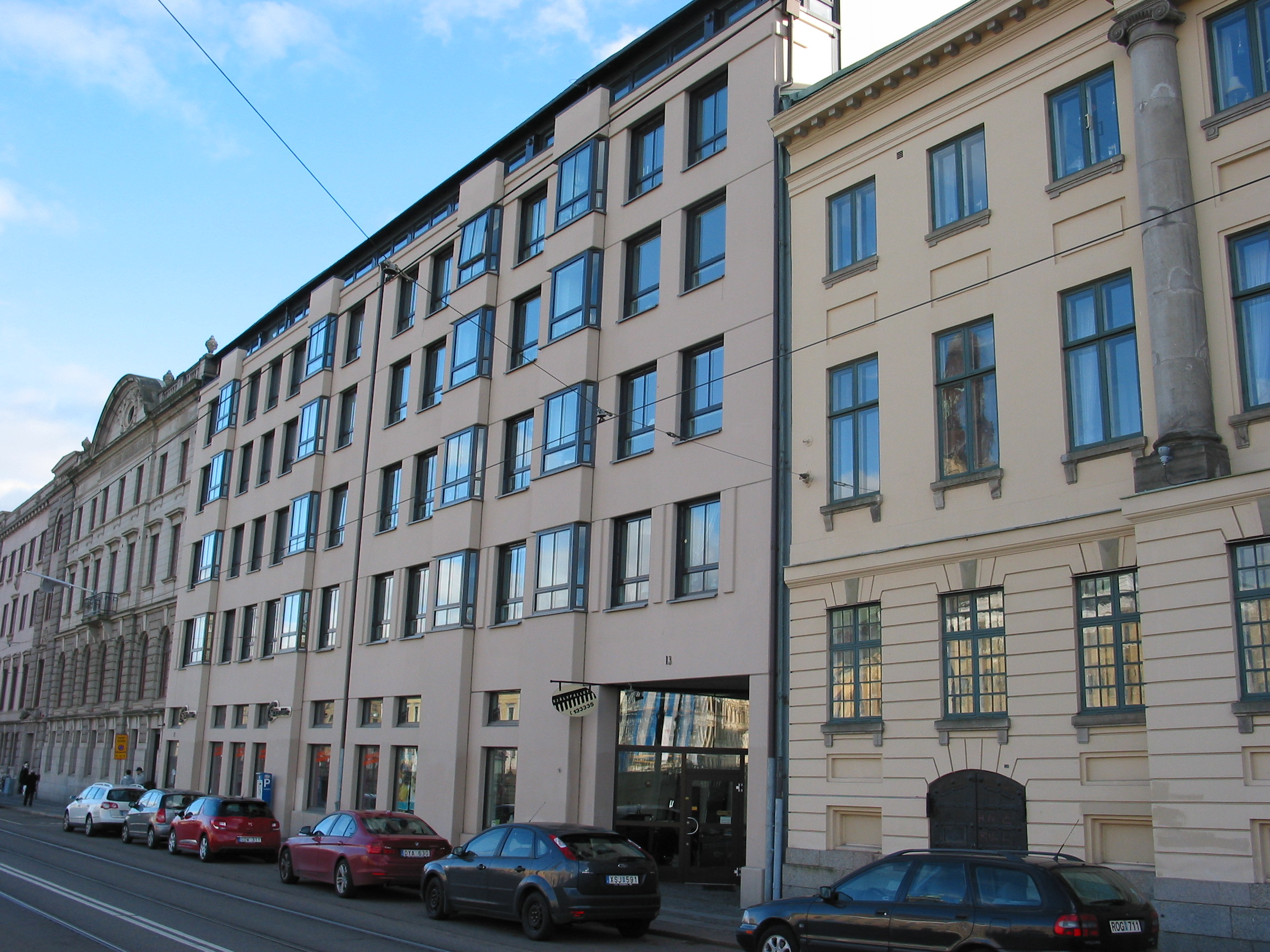 Kvarteret där Apoteket Enhörningen låg fram till 1960-talet. Nuvarande byggnad uppförd 1980 med Rune Falk som arkitekt. Chalmerska huset (av arkitekten C W Carlberg) på höger sida.