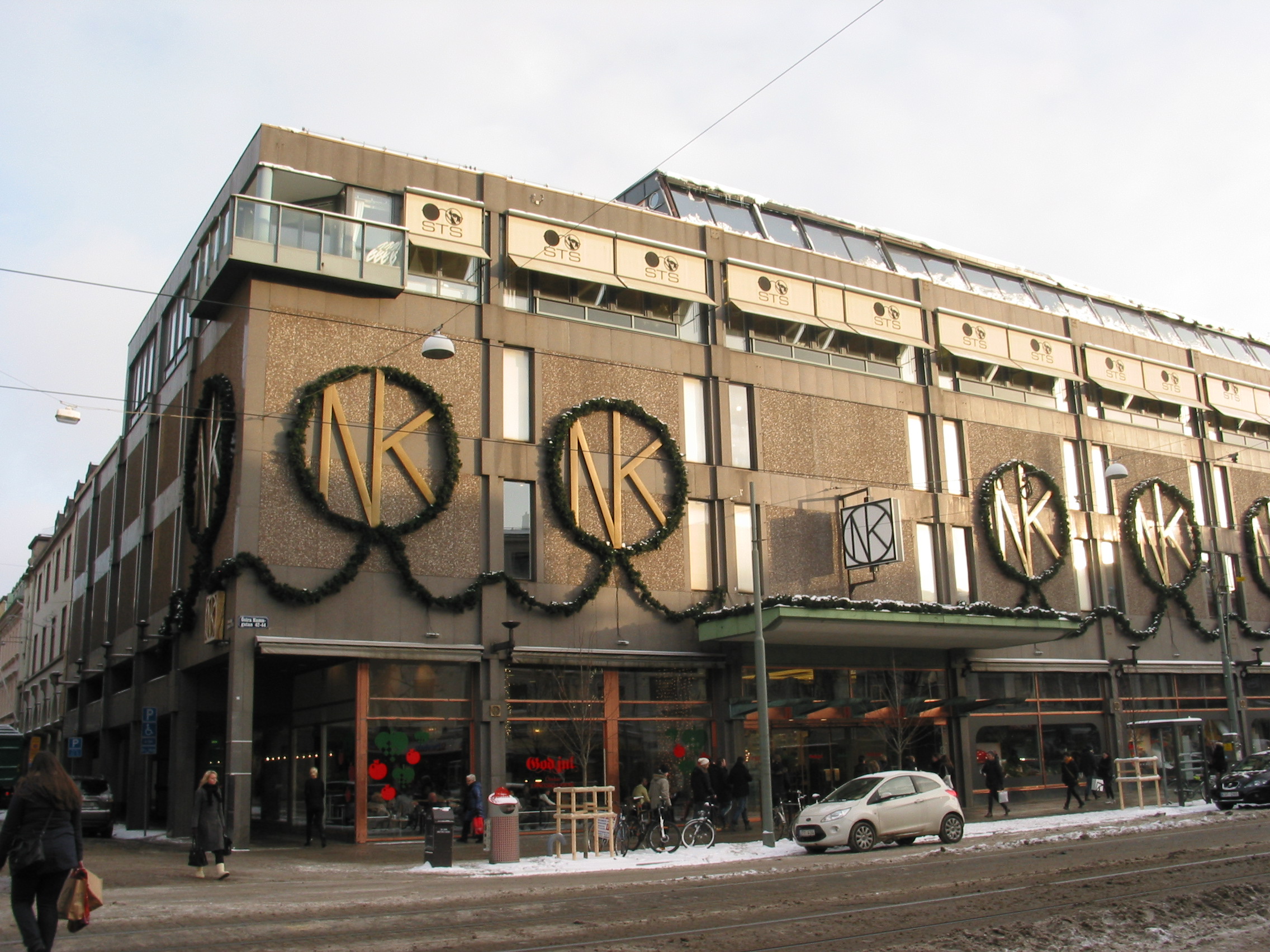 NK:s huvudbyggnad under december månads julhandel. Byggnaden uppfördes 1969 på uppdrag av varuhuset Ferdinand Lundquist & Co, ett företag med drygt 100-åriga anor i området. Nybyggnadens alla affärer var en stor skillnad mot den verksamhet i liten skala som Lundquist startade på 1860-talet.