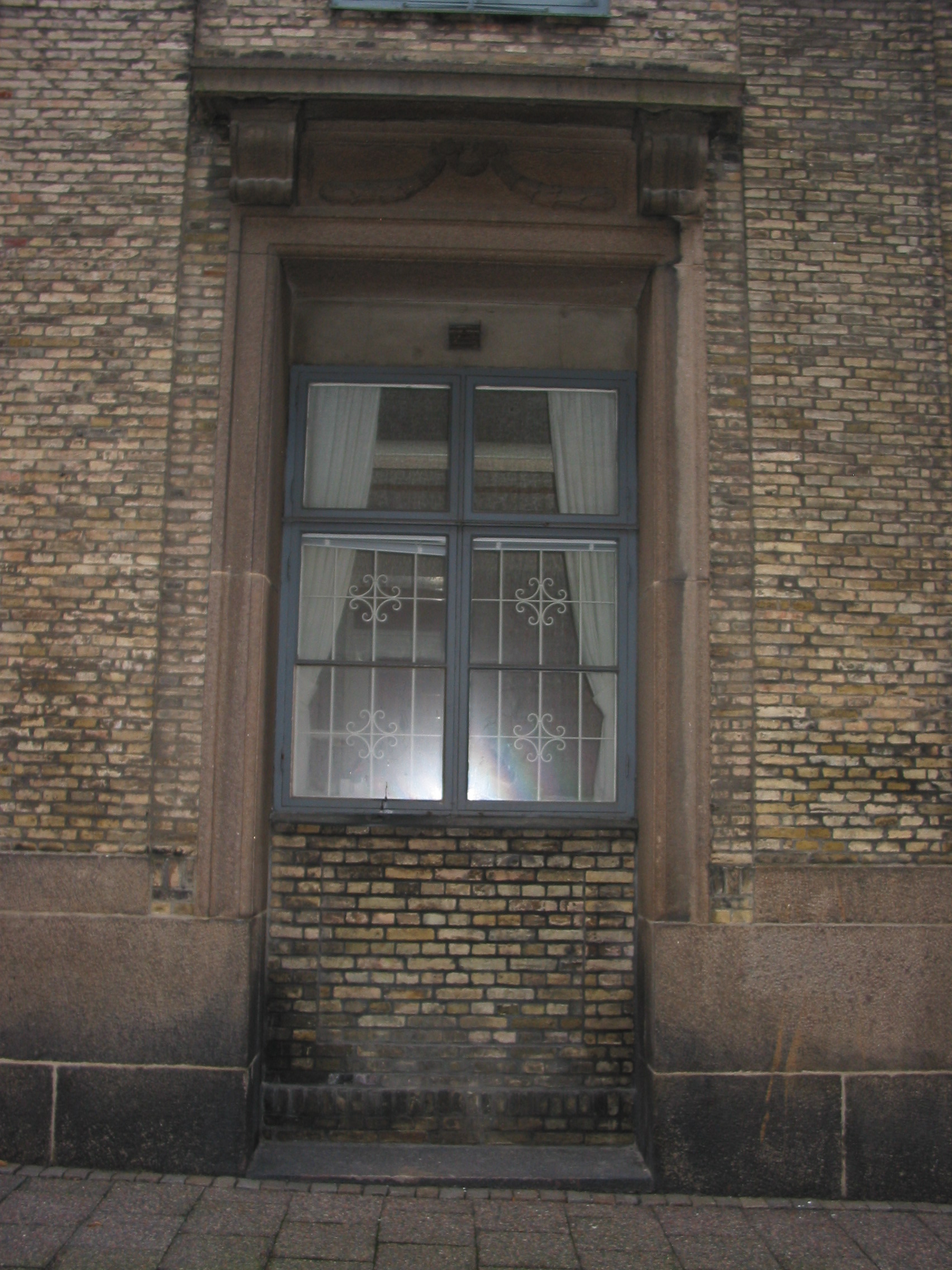Sahlgrenska huset. Igensatt dörr i västra flygeln mot Tyggårdsgatan.