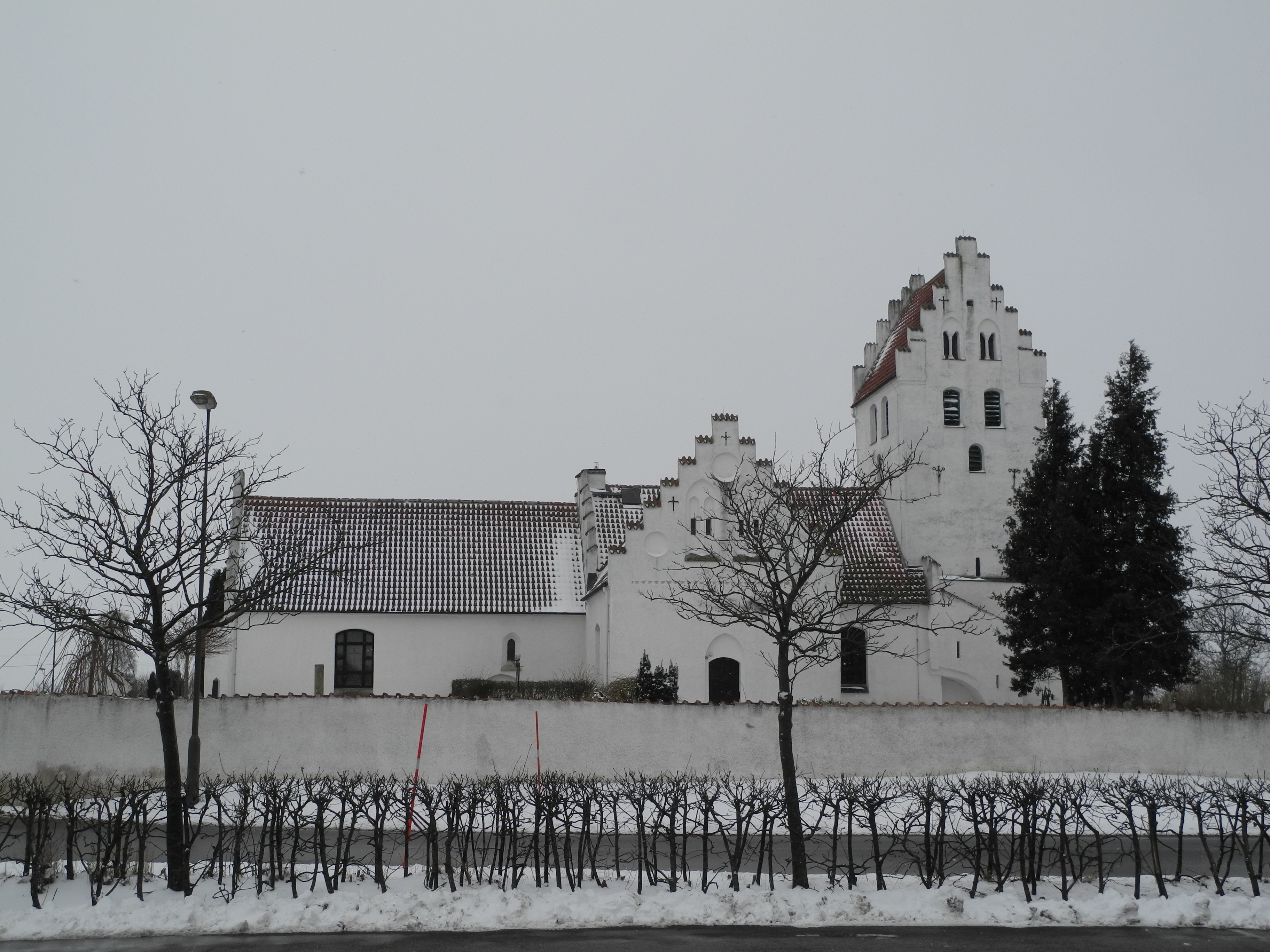 Burlövs kyrka och kyrkogård från norr.