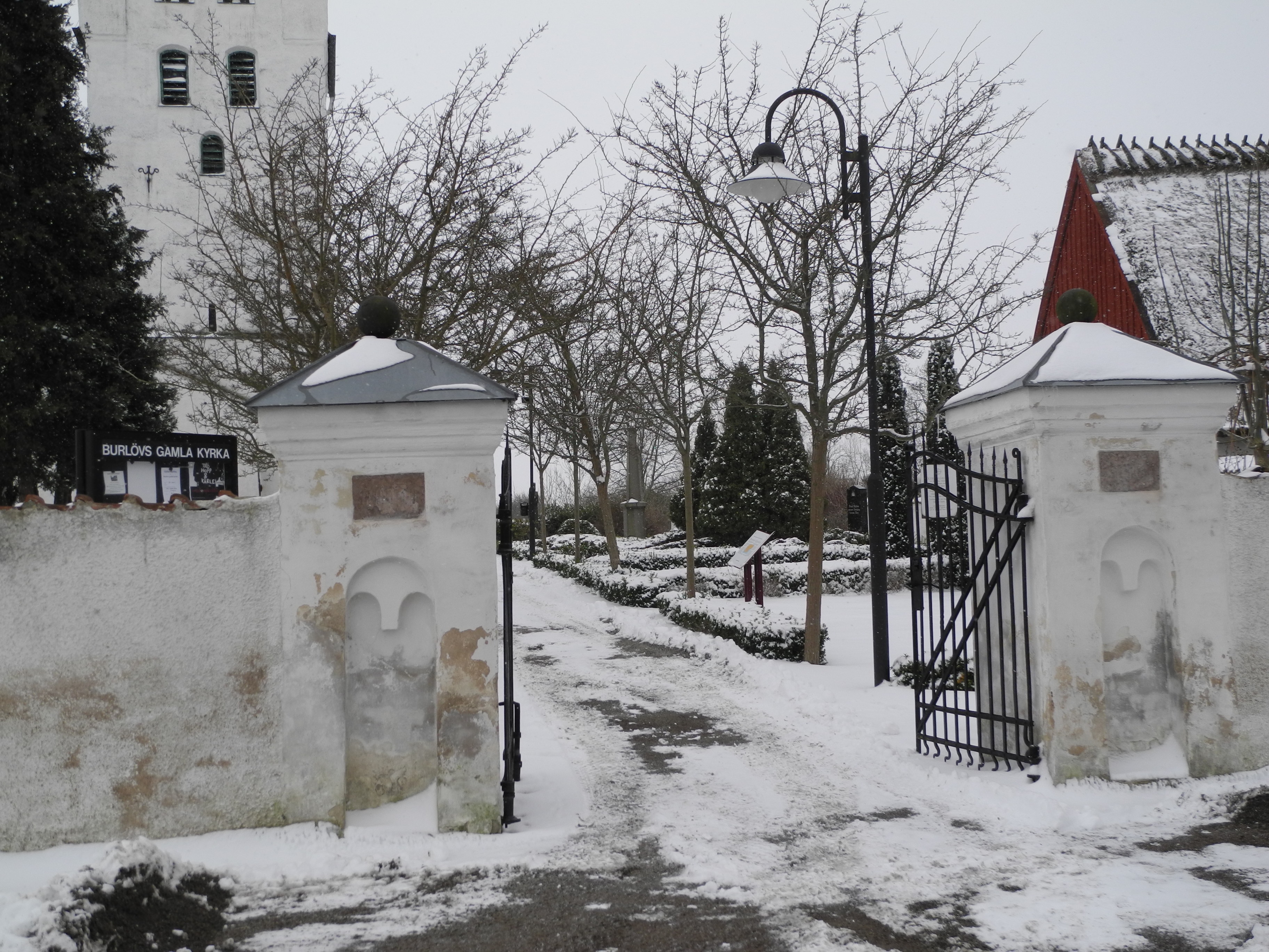 Burlövs kyrkogårdsmur med grindar, från norr.