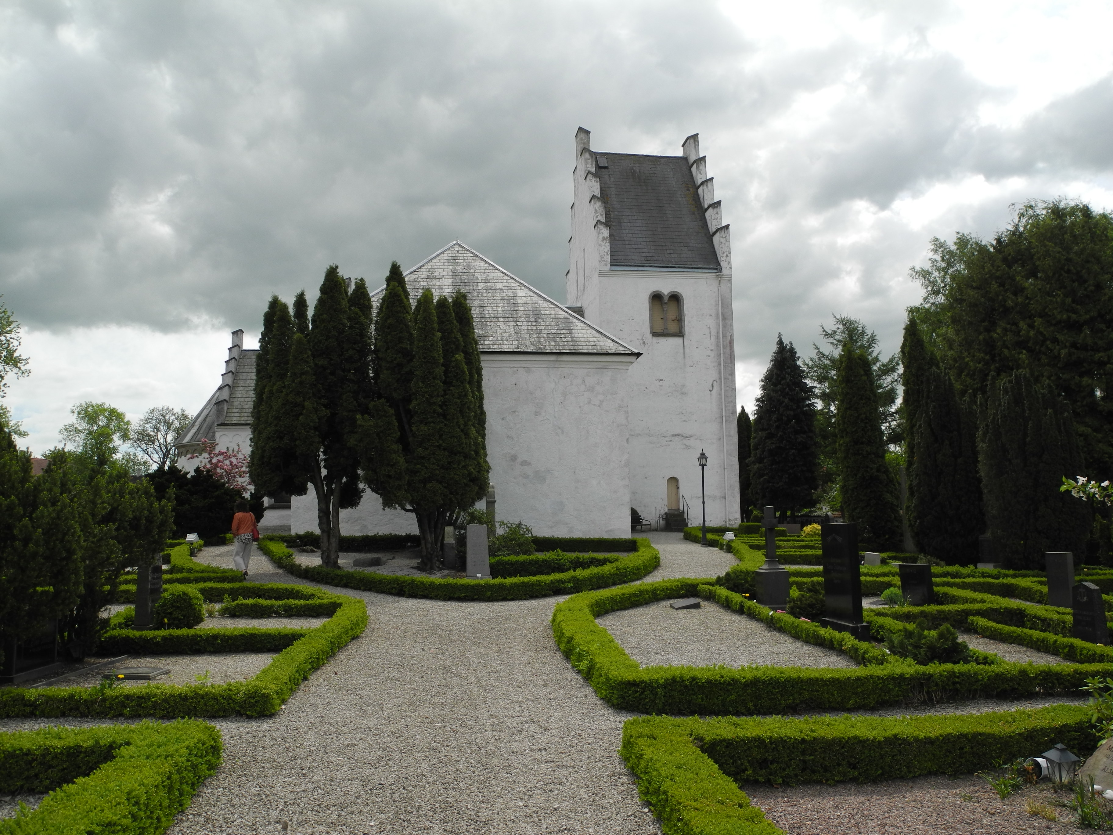 Skabersjö kyrka och kyrkogård, från norr.