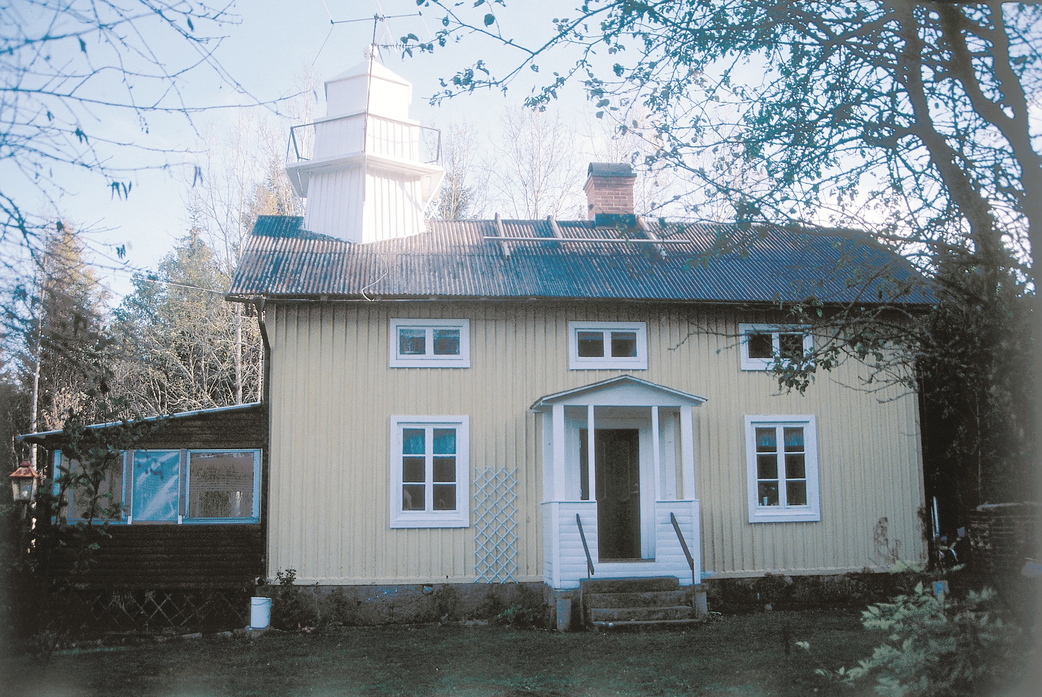 Fyrbostadshuset (f.d. övre fyren) från 1902 har bl.a. ursprunglig fasad av profi lerad locklistpanel, samt spröjsade tvåluftsfönster. Fasaden var från början vitmålad, nu gulmålad.