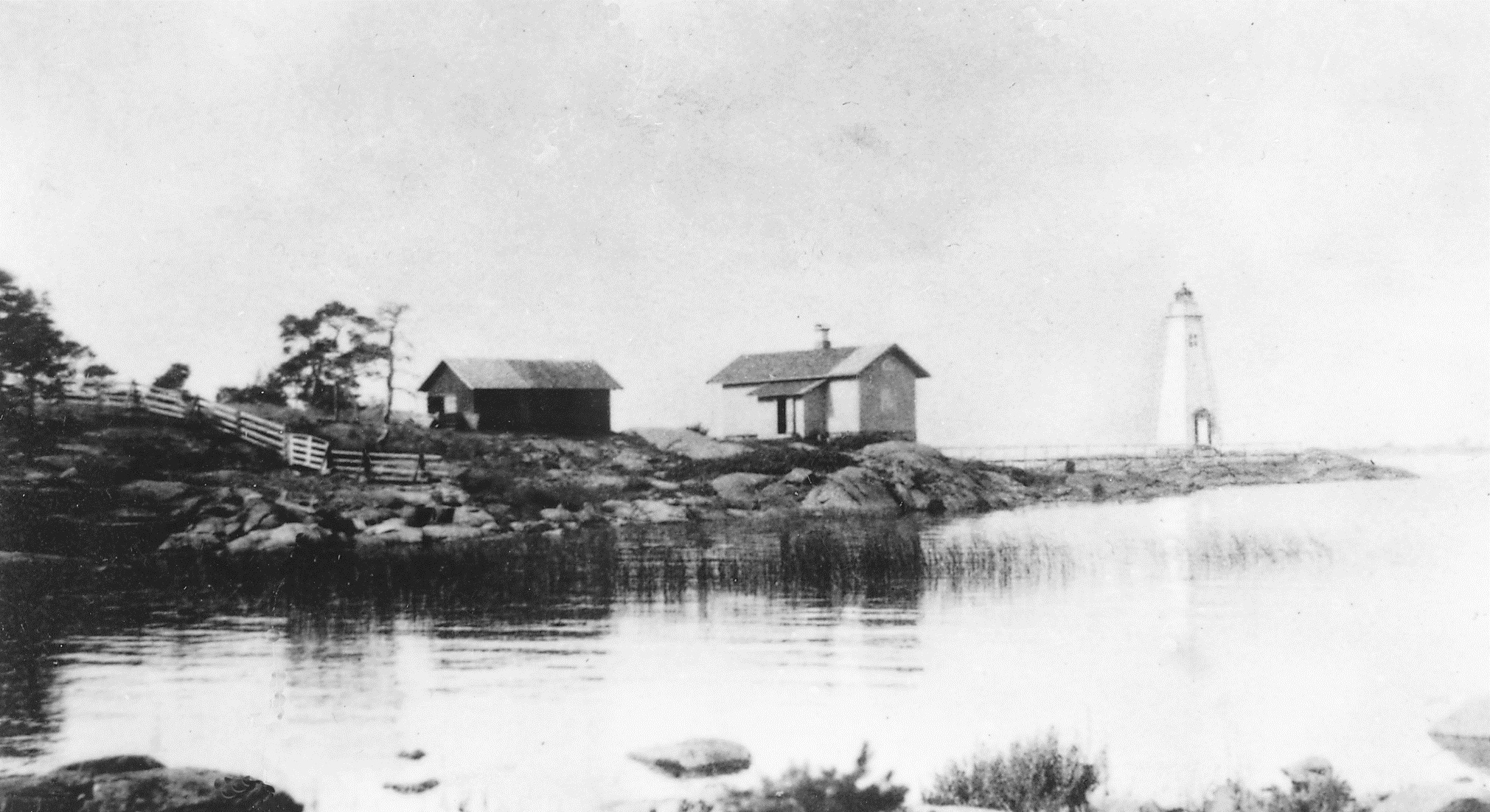 Skoghalls fyr med lots- och fyrvaktarbostället. Bostället revs 1935