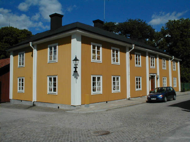 Heijkenskjöld 1 husnr 1, huset är ett bostadshus. Bilden tagen från Garvaregränd.