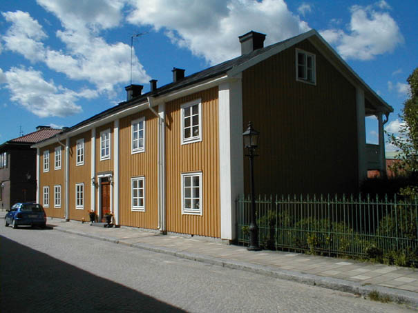 Heijkenskjöld 1 husnr 1, byggnaden på bilden är bostadshus. Bilden är tagen från Storgatan.