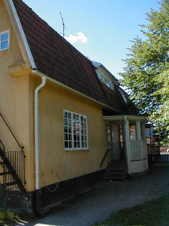Hattmakaren 9 husnr 1 A, byggnaden är idag förskola. Bilden tagen från Smedjegatan.