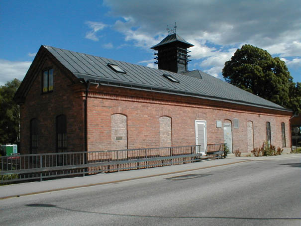 Varvet 2 husnr 1, bilden är tagen på fasaden som är utmot Herrgårdsbron.