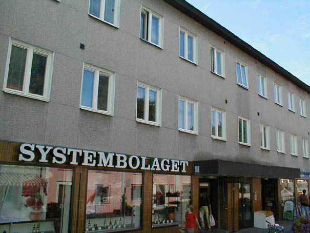 Bilden visar byggnadens entré mot gatan.