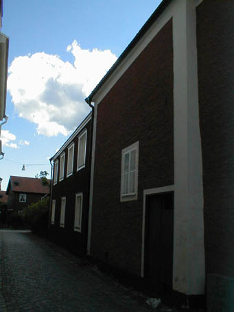 Riksföreståndaren 5 husnr 1 C, på bilden syns även 1 D (huset med fönster både på över och undervåningen).