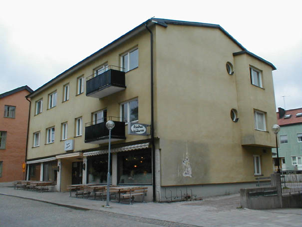 Helge And 10 husnr 1, byggnaden är ett hyreshus. Bilden tagen från rådhusgatan.