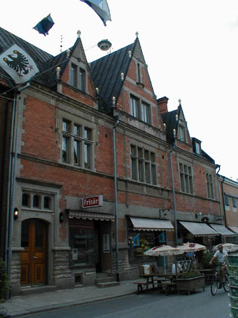 Barnhuset 2, byggnaden visar framsidan på huset. Huset byggdes för Karl Johansson direktör för Arboga bryggeri. Byggnaden är uppförd i nygotik.