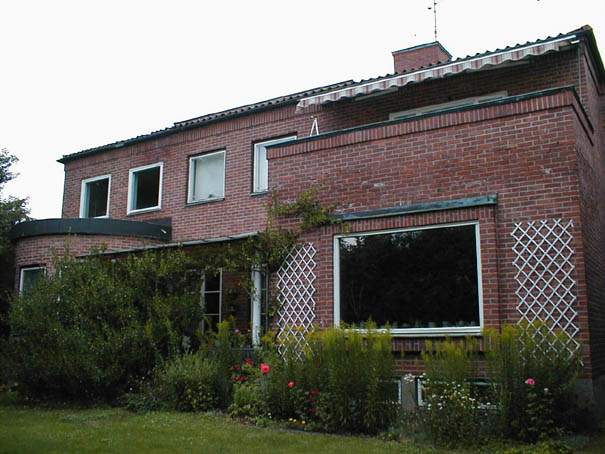 Glasmästaren 9 husnr 1, bilden visar huvudbyggnadens utsende från trädgården.